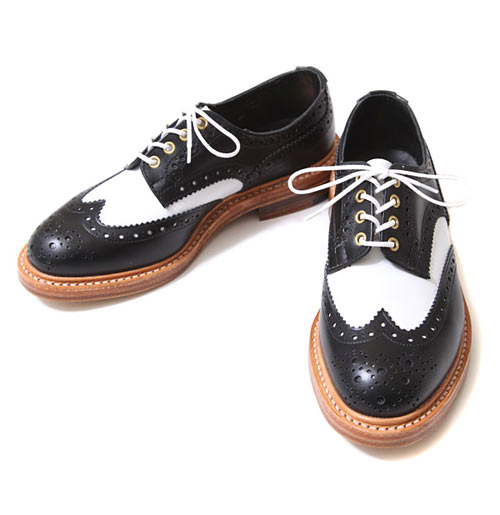 英国靴で行く:「TRICKERS ウイングチップシューズ(ブラック×ホワイト)