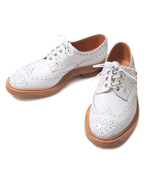 英国靴で行く：「TRICKER'S ウイングチップシューズ（ホワイト 